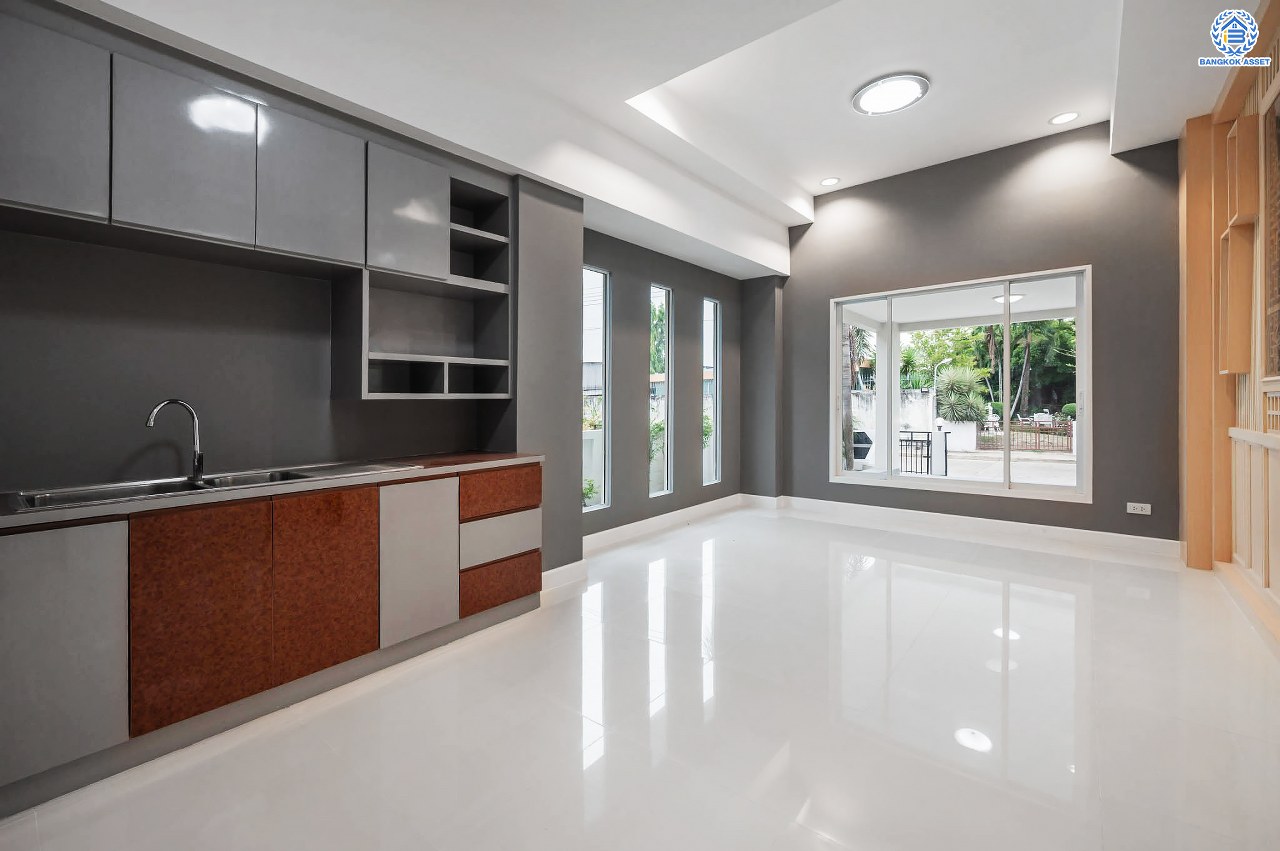 บ้านเดี่ยวมือสอง โครงการ เดอะวอเตอร์เฮ้าส์ กาญจนาฯ-บางบอน รองรับทุกความสุข เนื้อที่ 117.1 ตร.ว. ฟังก์ชัน 5 ห้องนอน 4 ห้องน้ำ 1 ห้องอเนกประสงค์ 1 ห้องแม่บ้าน จอดรถได้ 1 คัน บนทำเลใกล้รถไฟฟ้าสายสีน้ำเงิน "สถานีหลัก2" และจุดขึ้นทางด่วน "พระราม2" และ The Mall บางแค